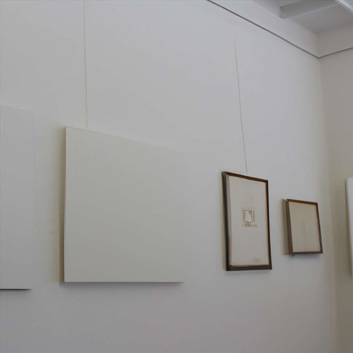 Déco murale : comment accrocher ses tableaux sans abîmer les murs ?