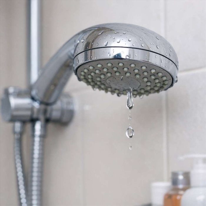 Pommeau de douche qui goutte après usage : causes et solutions